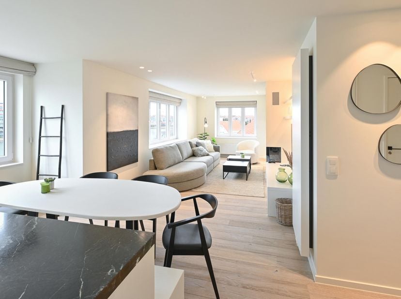Prachtig instapklaar hoekappartement (125m²) met 3 grote slaapkamers en met een prachtig zicht op het Zegemeer.<br />
Het appartement is rustig gelege