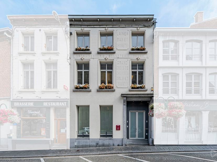 Immeuble de caractère entièrement rénové avec jardin – Grand-Place de Soignies<br />
Situé sur la Grand-Place de Soignies au numéro 8, cet immeuble mi