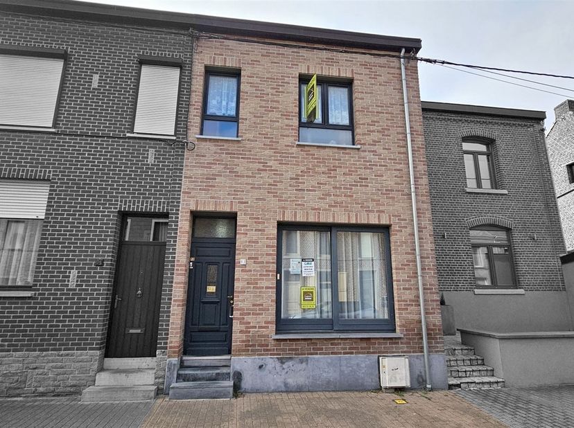- SOUS OPTION - PLUS DE VISITES Prix: Offre à partir de 110.000 euros, frais d'agence non inclus et à charge de l'acquéreur.<br />
Maison à rénover co