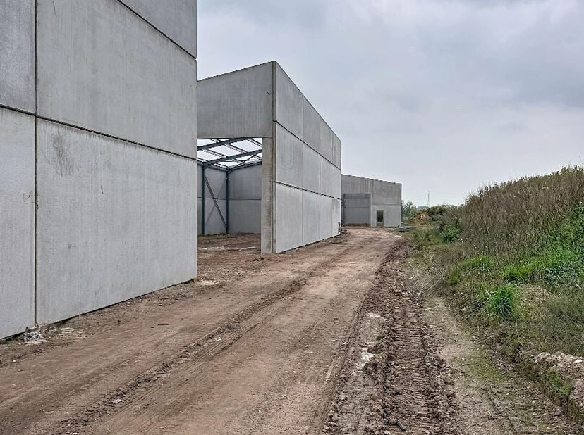 Nieuwe KMO-units te Roeselare, een modern en duurzaam bedrijventerrein bestaande uit 10 loodsen.<br />
In dit nieuwe KMO-park, *ARDOPOORT*, bieden wij