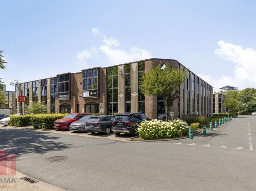 Strategisch gelegen kantoorruimte te huur van 800 m², met een top verbinding vlakbij de Brusselse Ring en de E19. Dankzij deze ligging is het centrum