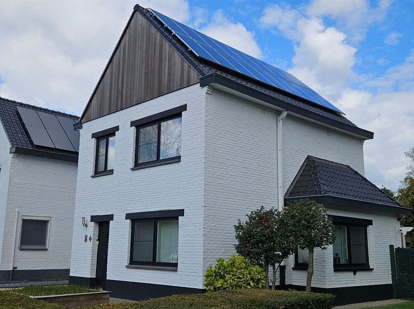 Instapklare en energiezuinige woning op een rustige locatie in As<br />
Deze zeer goed onderhouden halfopen woning is gelegen op een mooi perceel van