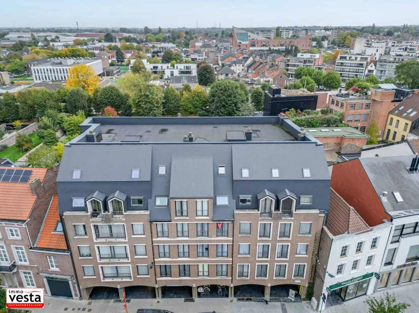 Dit charmante appartement in het hart van Sint-Truiden heeft een oppervlakte van 79 m². Het appartement beschikt over één ruime slaapkamer met badkame