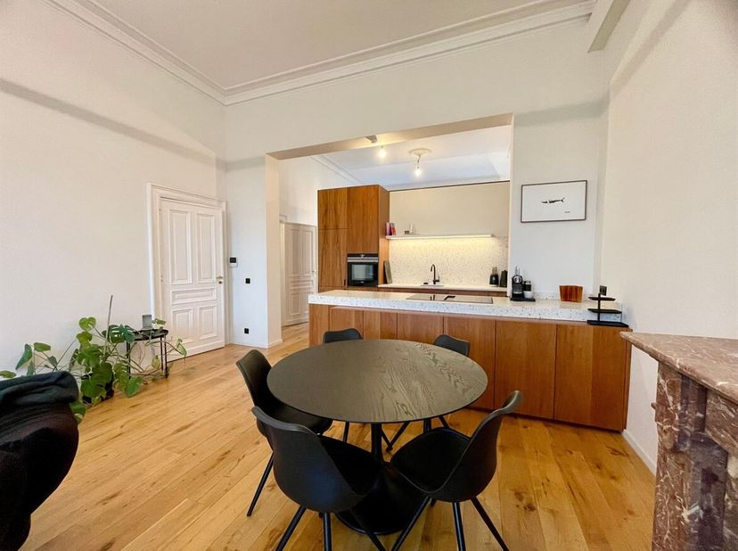 Ligging: Het appartement is gelegen in de Justitiestraat, op een steenworp van de Leien, de Mechelsesteenweg en diverse belangrijke invalswegen. Dankz