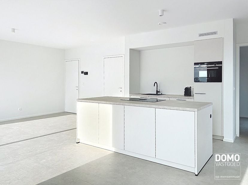 Heeft u interesse? Plan uw bezoek via onze website www.domovastgoed.be<br />
Dit prachtig appartement, gelegen op de derde en tevens bovenste verdiepi
