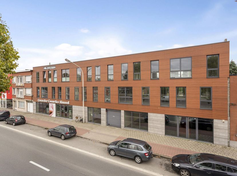 Instapklare kantoren op strategische locatie in het populaire Wilrijk aan de Boomsesteenweg 135. Deze moderne kantoorruimte van 283m² is ideaal voor b
