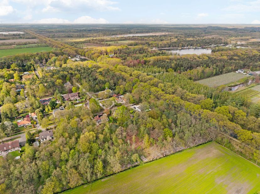 Rustig gelegen bouwgrond in een residentiële verkaveling en met een oppervlakte van 3.585m². Geschikt voor het oprichten van een open bebouwing voor é
