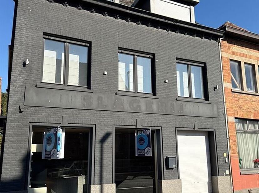 MAISON COMMERCIALE ET APPARTEMENT DE 5 CHAMBRES<br />
Prix indicatif 299.000 euros<br />
Propriété très bien située, à deux pas du parc de vacances 'D