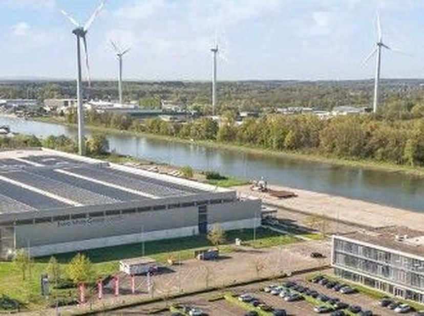 Combinatie vaneen magazijn met kantoorruimte te huur op een totale site van 53.475 m². De locatie aan het Albertkanaal kenmerkt zich als een multimoda