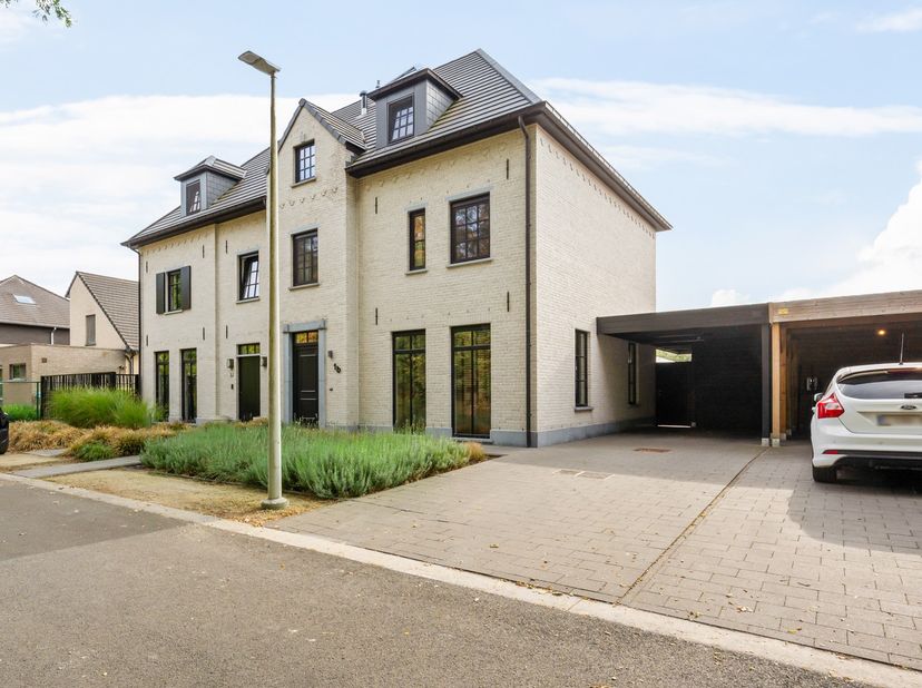 Rustig en comfortabel wonen vlak bij het centrum van Grobbendonk? Deze recente halfopen woning aan Smedeshof 1B combineert een rustige ligging met win