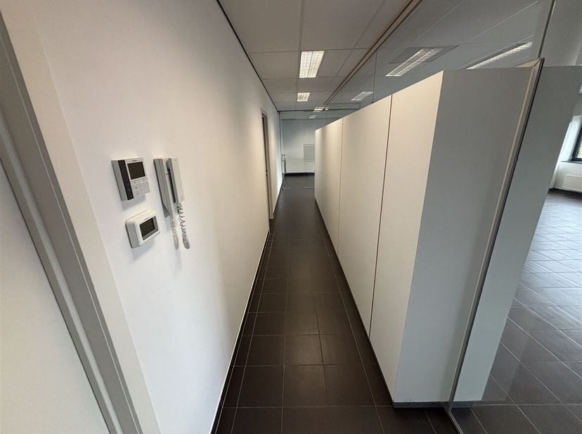 Kantoorruimte met vergaderruimtes en kitchenette te Geel<br />
Ligging:<br />
Deze kantoorruimte bevindt zich op de eerste verdieping van een modern e