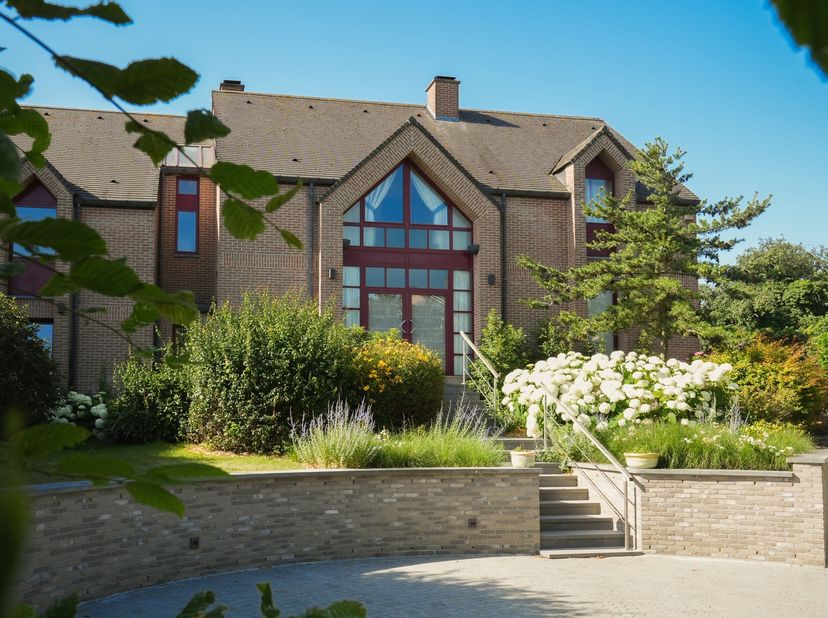 Laissez-vous séduire par cette villa érigée sur une parcelle de plus de 5000m² aux portes de la ville, avec piscine, jacuzzi, terrain de tennis et ann