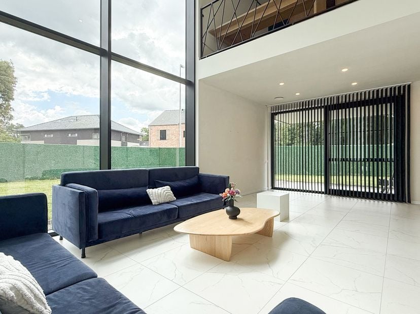 Bij ImmoFusion 7/7 “open huis” : klik op onze 3D-TOUR.<br />
Ervaar vastgoed alsof je er zelf doorloopt!<br />
Deze prachtige vrijstaande villa, gebou