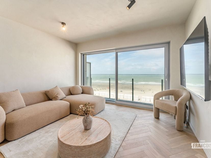 À un emplacement exceptionnel sur la digue de Blankenberge se trouve cet appartement dun style hors du commun, entièrement rénové en 2026. Lors de la