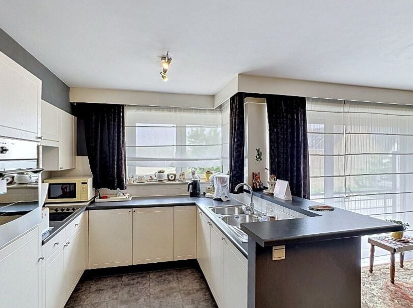 Dit instapklaar appartement is gelegen op de 1ste verdieping en bestaat uit: lift - inhomhal met ingebouwde kast - toilet - keuken - living met aanslu