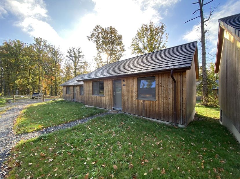 MCA Immobilier biedt u dit prachtige chalet aan in het domein van Bochetay in Heure, op slechts 10 minuten van Durbuy. Het domein is ideaal gelegen vo