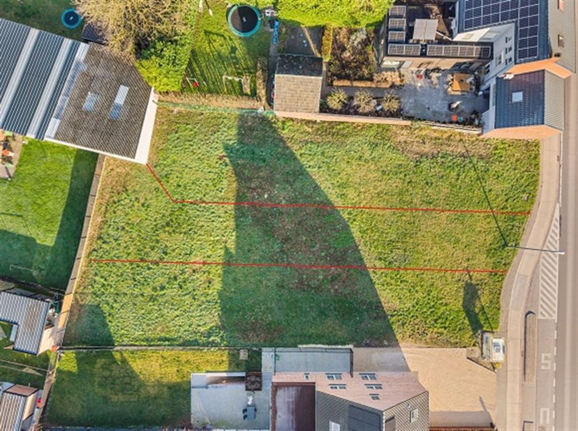 Bouwgrond voor een gesloten woning op een centrale ligging te Bilzen<br />
<br />
Deze bouwgrond voor gesloten bebouwing ligt in de deelgemeente van