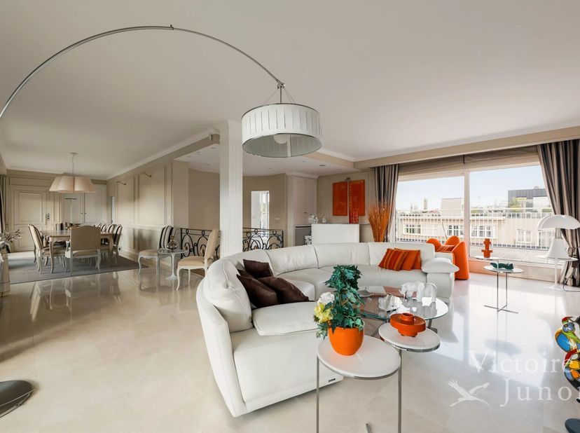 Op 30 meter van de Franklin Rooseveltlaan en naast het Ter Kamerenbos, bevindt zich dit prachtige duplex penthouse van ca. 330 m², gelegen op de 7e en
