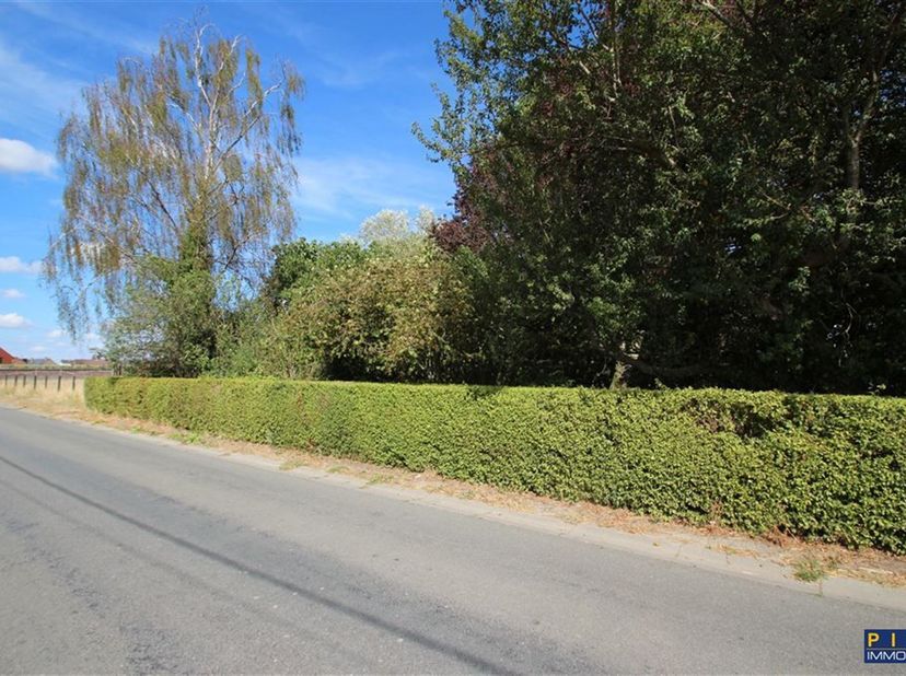 Très beau terrain constructible de 8 ares 66 centiares, front à rue de 22 mètres, arboré, situé dans un agréable quartier résidentiel, possibilité d'a