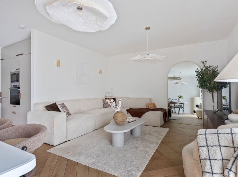 Volledig gerenoveerde ( 2022-2024) woning met twee instapklare appartementen in het centrum van Beverlo.<br />
<br />
Op de gelijkvloerse verdieping