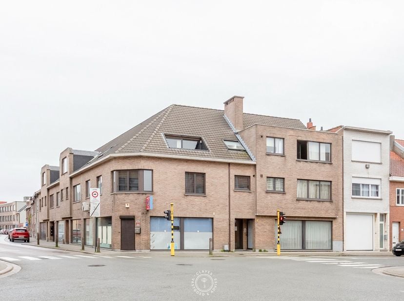 Deze interessante opbrengsteigendom is welgelegen op wandelafstand van het station, supermarkten, scholen, bakkers, de Grote Markt van Sint-Niklaas en