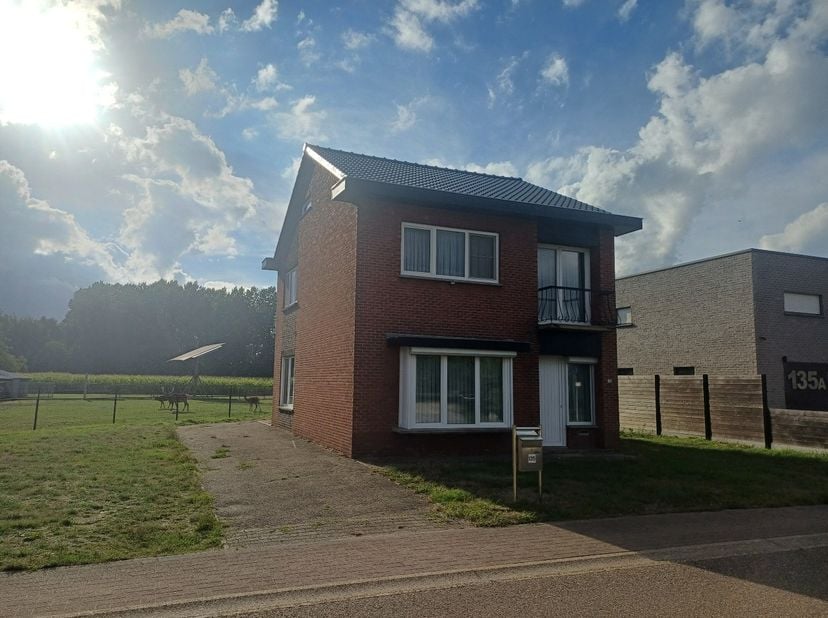 Deze gerenoveerde gezinswoning is gelegen te Grote Heide (Pelt). De woning bestaat uit een inkom achter, berging, toilet, badkamer, keuken, woonkamer.