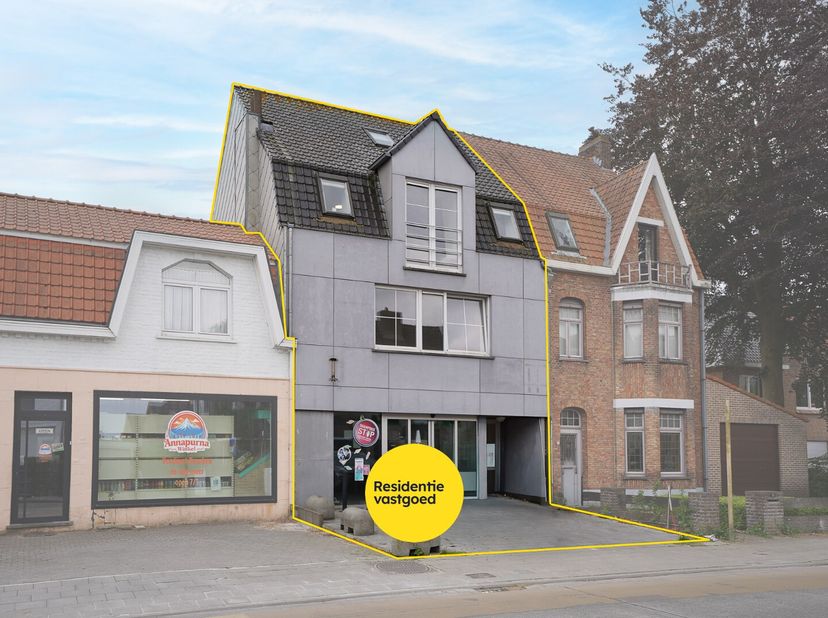 Centraal gelegen in Assebroek bevindt zich dit veelzijdige opbrengsteigendom op een perceel van 240 m², bestaande uit een handelsgelijkvloers met bove