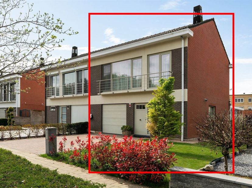 Bienvenue dans cette maison jumelée bien entretenue à Wommelgem. Cette propriété est idéalement située dans un quartier résidentiel, à proximité du ce