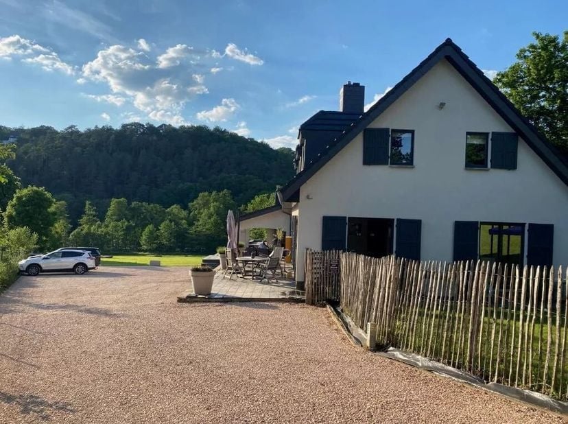 Aan de rand van het Warfaazmeer, in het hart van een typisch dorp in de regio Spa, heeft dit karaktervolle eigendom een oppervlakte van ± 187 m² volge