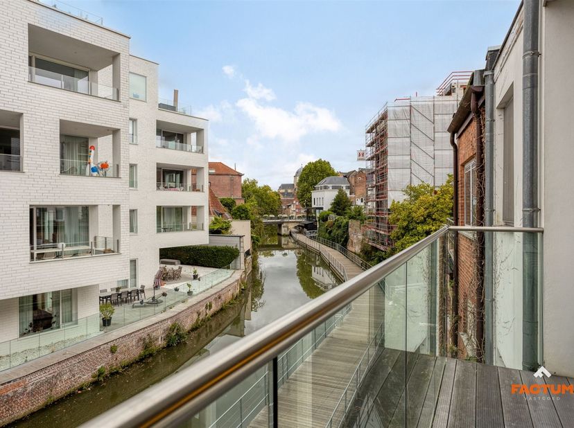 Exclusieve design-loft van 130m² aan de dijle in hartje Mechelen.<br />
Indeling<br />
Bij binnenkomst valt meteen de stijlvolle open leefruimte op.