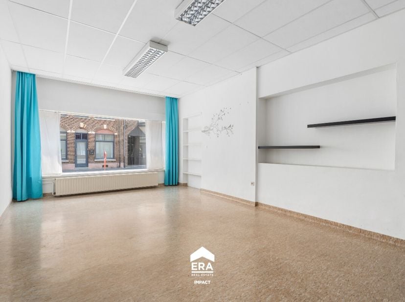 Gelegen in het bruisende centrum van Maaseik biedt dit karaktervolle pand een unieke kans voor wie op zoek is naar een renovatieproject met tal van mo