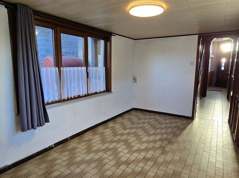 Goed huis met garage en kleine tuin op minder dan een kilometer van het station van Péruwelz en het stadscentrum.<br />
Goed huis om op te frissen met