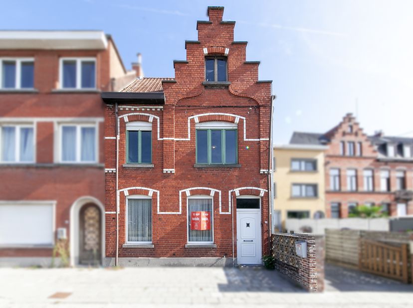 TE RENOVEREN RIJWONING - <br />
<br />
Te renoveren rijwoning met 3 slaapkamers, gelegen nabij het centrum van Izegem. KI: 334,00 euro. Oppervlakte 12