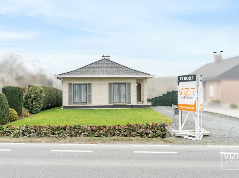 Deze mooie bungalow met openzicht op het platteland, bevindt zicht nabij winkels, scholen en openbaar vervoer.<br />
De woning is op het gelijkvloers