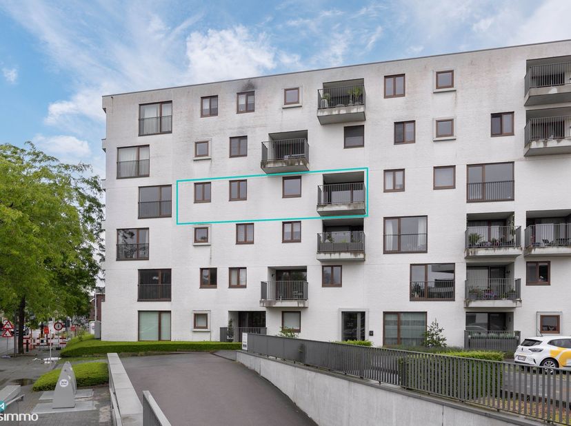 INSTAPKLAAR APPARTEMENT MET 2 SLAAPKAMERS NABIJ HET CENTRUM VAN BILZEN<br />
<br />
Dit instapklare appartement vinden we terug aan de Sint-Lambertusl