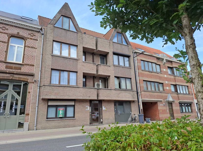 Gezellig gelijkvloers appartement op erg centrale ligging bestaande uit: inkomhal, woonkamer, keuken, nachthal, apart toilet, wasplaats/berging, badka