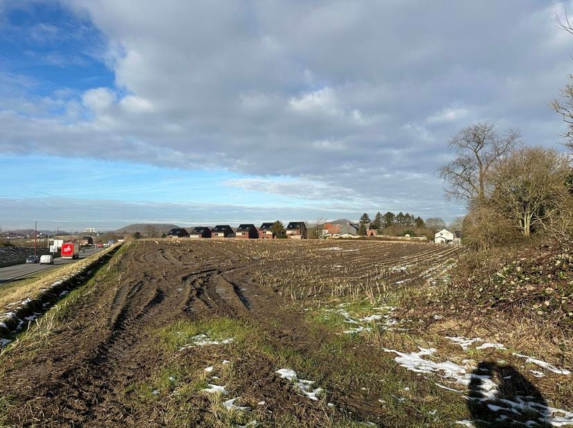 Beau terrain situé dans une zone d'habitation.<br />
Libre à la vente et à l'acte, très bon investissement.<br />
Prix de mise en vente: 260 000 Euros
