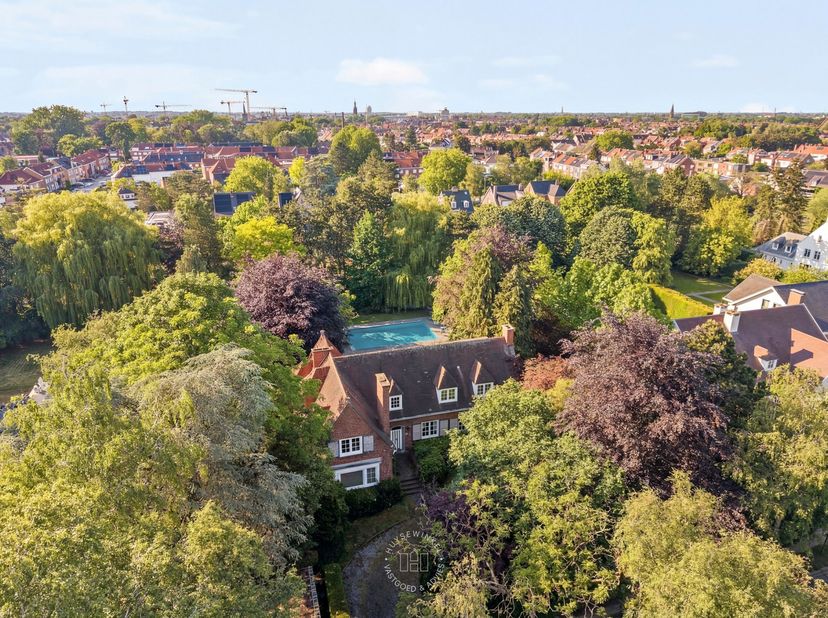 Deze indrukwekkende villa, gelegen in een exclusieve residentiële wijk van Kortrijk, biedt een uitzonderlijke kans voor wie op zoek is naar een ruime