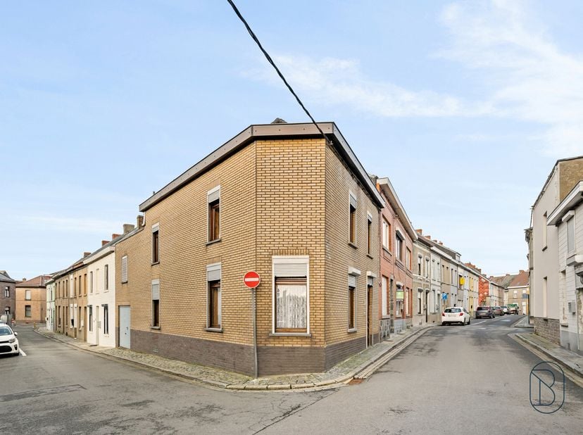 Te renoveren woning met mooi potentieel, ideaal als eerste aankoop of als investeringsproject voor verhuur.<br />
De woning bestaat uit een woonkamer