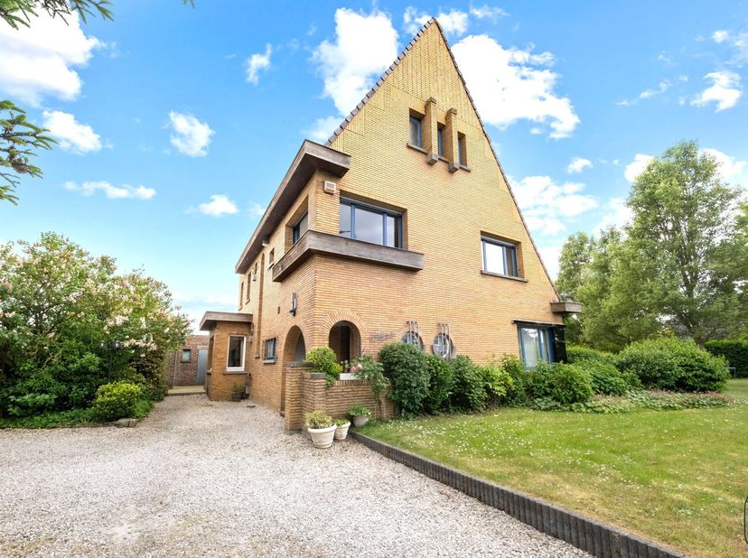 PRACHTIGE CHARMANTE VILLA met 5 slaapkamers, grote TUIN, ZWEMBAD en ATELIER. Ruime villa in prachtige Art Deco-stijl met veel charme.<br />
Indeling: