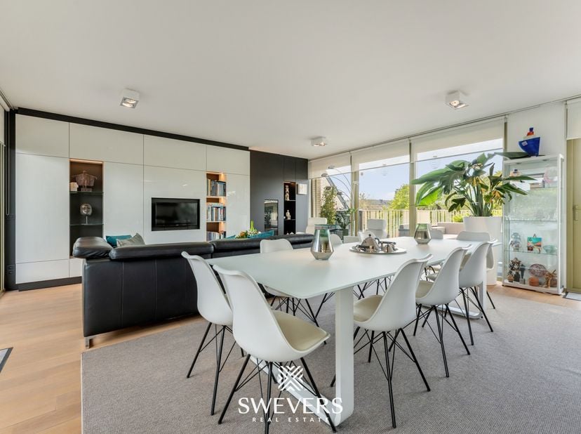 Voor meer info en foto’s, surf naar www.swevers.be – Dit instapklare penthouse op de derde verdieping van een verzorgd gebouw (2008) aan de Casterstra