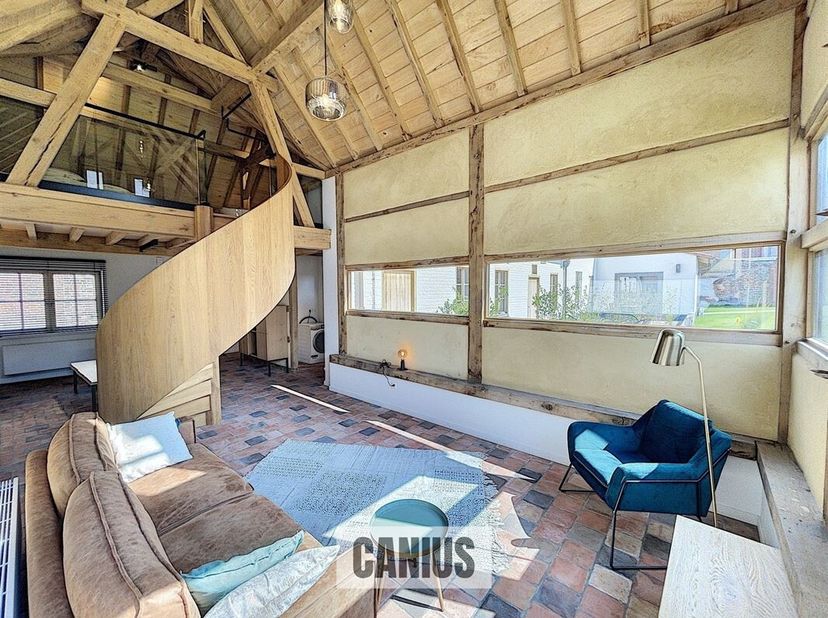 TIJDLOZE WONING IN HARTJE SINT-TRUIDEN<br />
Aan de stadsrand van Sint-Truiden, treffen wij op het Begijnhof deze unieke woning aan gelegen op een uit