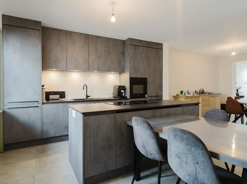 <br />
In de Sint-Antoniusstraat te Izegem vinden we deze verzorgde woning met 3 slaapkamers, een aangename zuidwest georiënteerde tuin en een gunstig