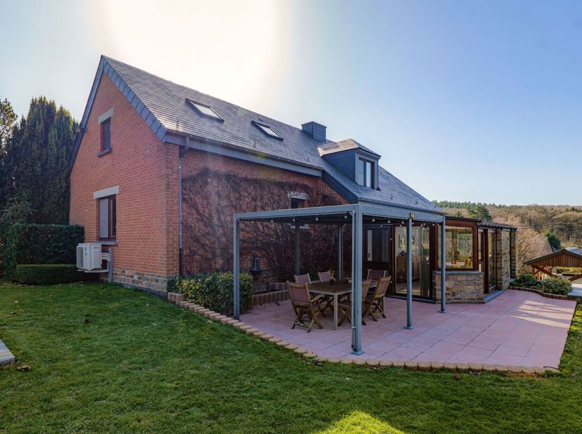 LUSTIN, in een rustige en groene omgeving, charmant VRIJSTAAND HUIS (4 slaapkamers + 2 badkamers) gebouwd op een perceel van 12,14 are op het zuiden.