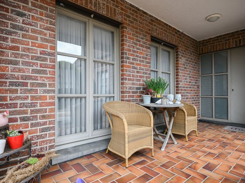 Deze ruime gezinswoning met een bewoonbare oppervlakte van 193 m² is gelegen op een hoekperceel in een doodlopende straat in de gegeerde verkaveling '