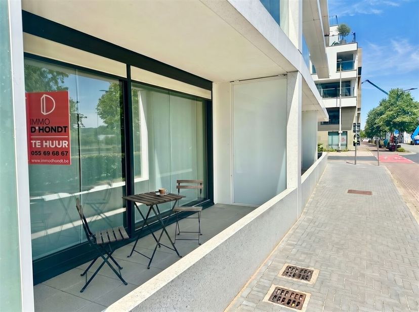 Geniet elke dag van het prachtige uitzicht op de Schelde in dit lichtrijke gelijkvloers appartement, ideaal gelegen op wandelafstand van het centrum v