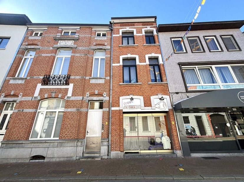 Ben jij op zoek naar een ruime en instapklare woning op een toplocatie? Dit toffe appartement in de Minderbroederstraat biedt je alle comfort van het