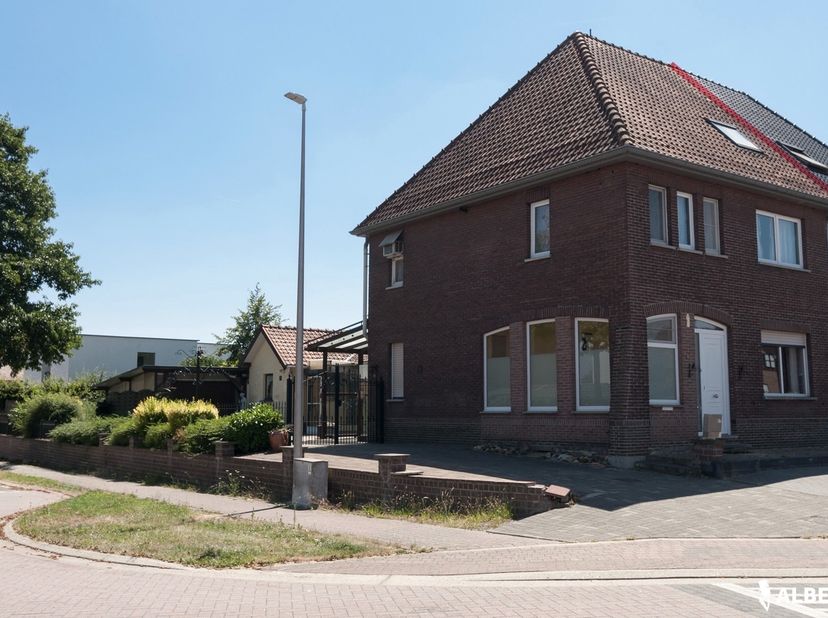 Leuke halfopen bebouwing in hartje Diepenbeek - met uitbreidingsmogelijkheden.<br />
Op een perceel van 466 m² vind je deze charmante halfopen bebouwi