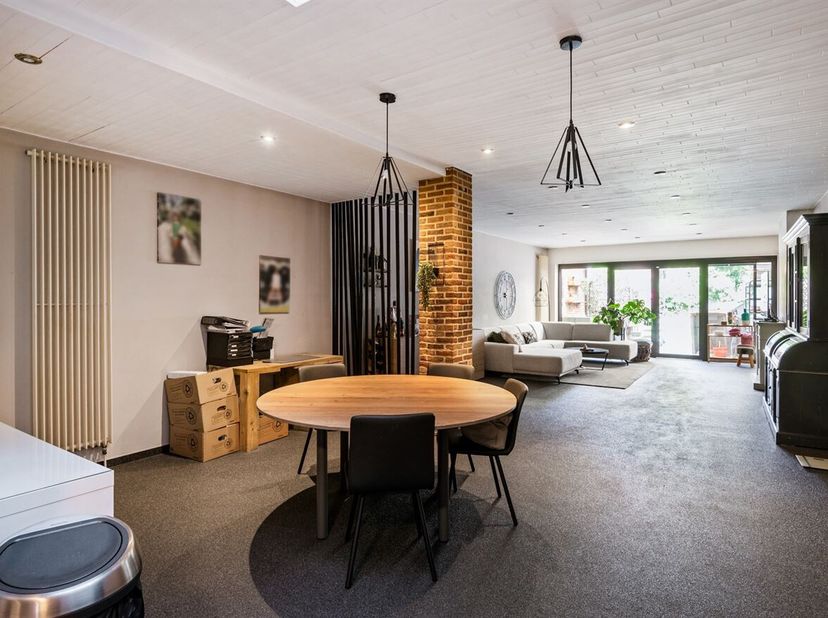 Openhuizendag op zaterdag 13 juni van 14u - 15u<br />
Op zoek naar een ruime, instapklare woning op een topligging? Deze charmante stadswoning bevindt