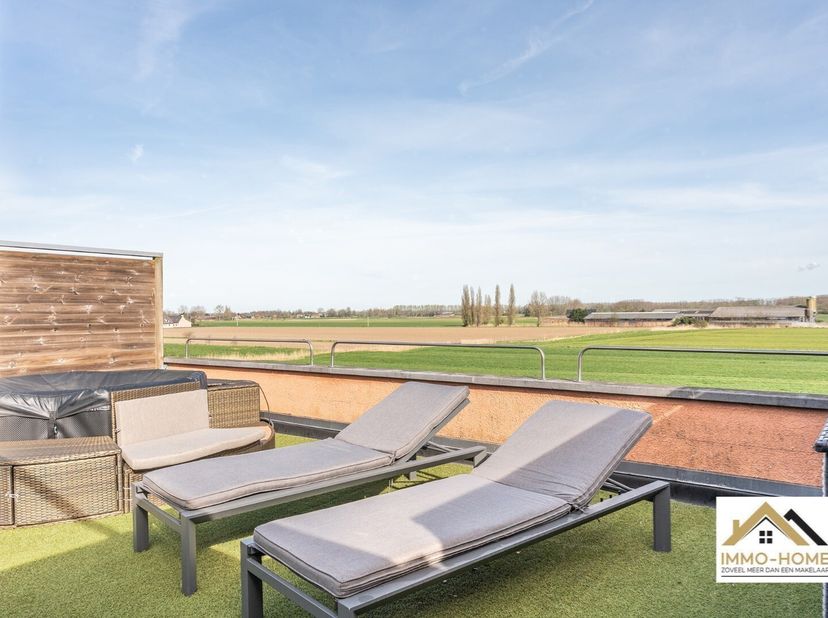 De eerder anonieme voorgevel van deze woning verbergt een ware parel. Via de riante inkomhal bereik je de eerste verdieping, waar zich de woon- en lee
